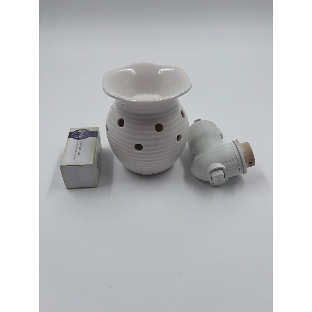 Scentsy Electric Ceramic Wax Melt Warmer Fluted Cream White 25W NIB Bulb Incl